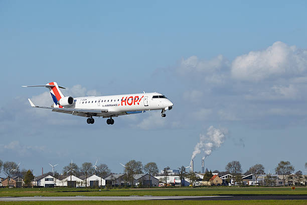 aeroporto de amesterdão schiphol-canadair crj - 700 de lúpulo! lands - crj 700 imagens e fotografias de stock