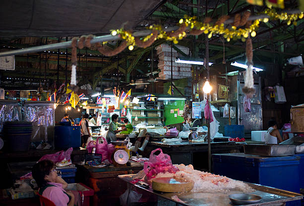 innenpool khlong toei lebensmittelmarkt in bangkok" - khlong toei stock-fotos und bilder