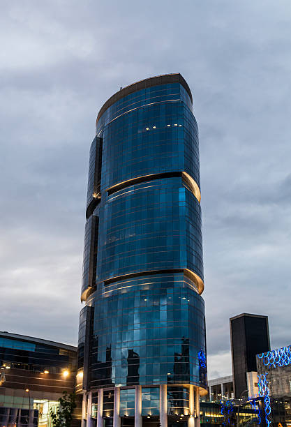 bâtiment de bureau moderne en verre au crépuscule - illumunated photos et images de collection
