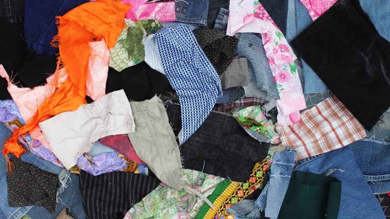 Timelapse : Throw a piece of scrap fabric types and colors are dropped onto the red cloth.