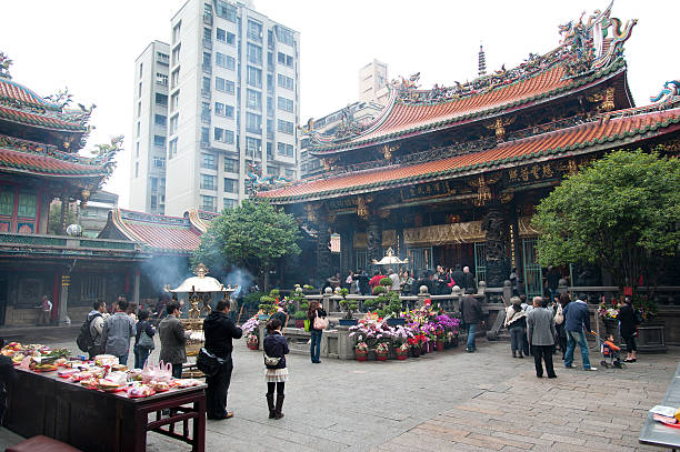 mengjia longshan templo em taipei, taiwan - longshan - fotografias e filmes do acervo