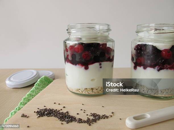 Yogur De Arándanos Y Chia Grandes Foto de stock y más banco de imágenes de 2015 - 2015, Arándano, Copo de avena