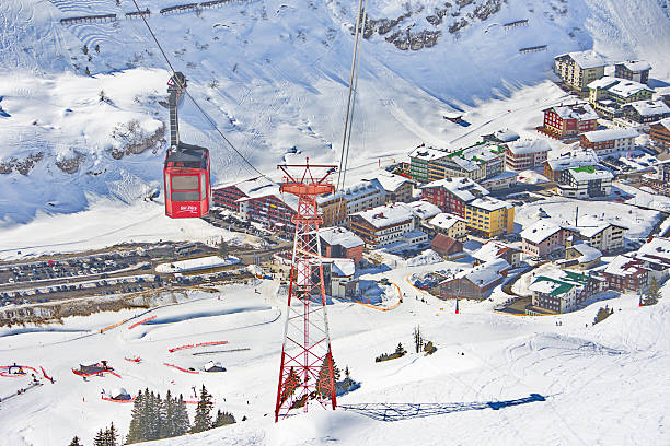 гондола/cable car in лех-zurs горнолыжный курорт, австрия - lech valley стоковые фото и изображения