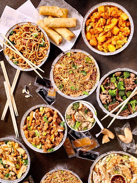 chinois à emporter - chopsticks stir fried vegetable beef photos et images de collection
