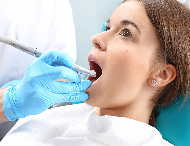 canale radicolare trattamento, gomma separatore-dental dam - usare la bocca foto e immagini stock