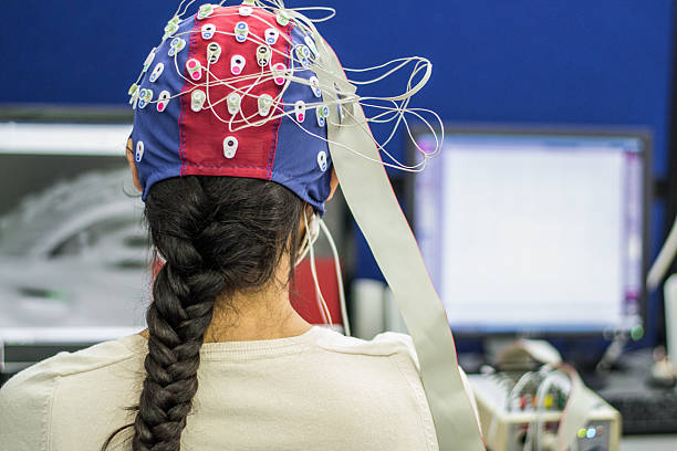 donna con elettroencefalogramma e eog elettrodi in laboratorio - pulse trace computer monitor eeg equipment foto e immagini stock