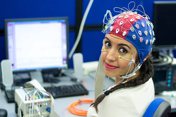 donna con elettroencefalogramma e eog elettrodi in laboratorio - pulse trace computer monitor eeg equipment foto e immagini stock