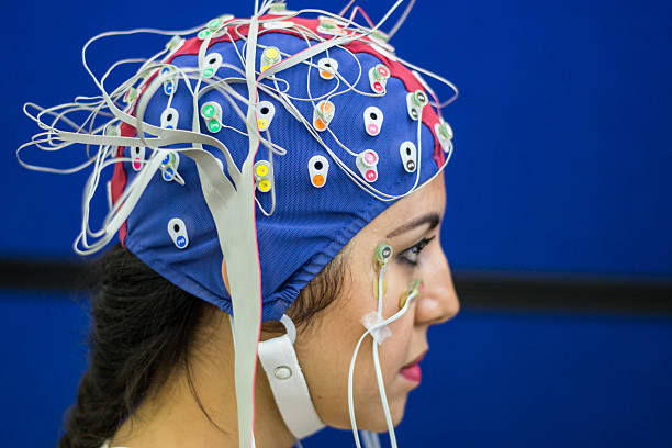 donna con elettroencefalogramma e eog elettrodi in laboratorio - electrode foto e immagini stock