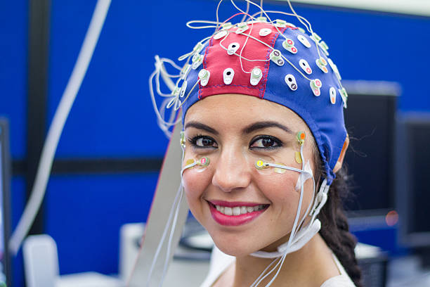 donna con elettroencefalogramma e eog elettrodi in laboratorio - pulse trace computer monitor eeg equipment foto e immagini stock