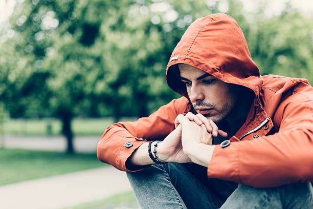 uomo anziano depresso uomo in the park - sadness men clothing disappointment foto e immagini stock