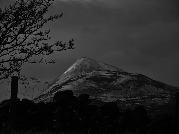 snowy croagh patrick - croagh patrick zdjęcia i obrazy z banku zdjęć