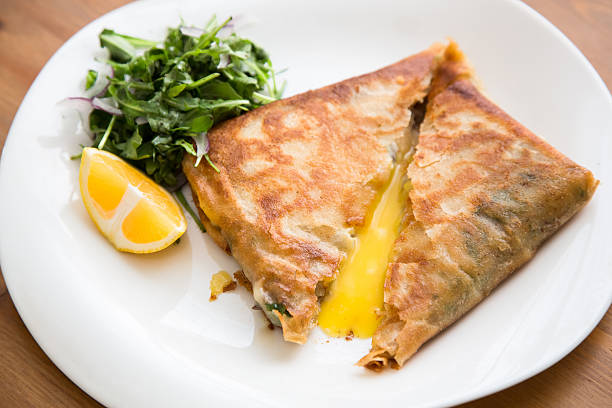 brik, яйцо и тунец оборот, блюд тунисской питание - filo pastry стоковые фото и изображения