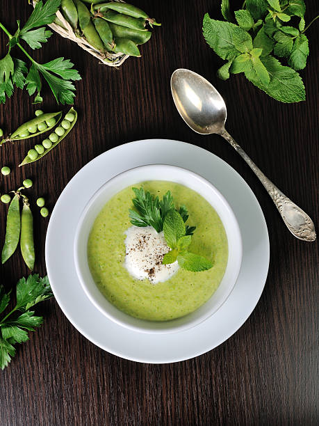 creme de ervilha com hortelã - pea and mint soup - fotografias e filmes do acervo