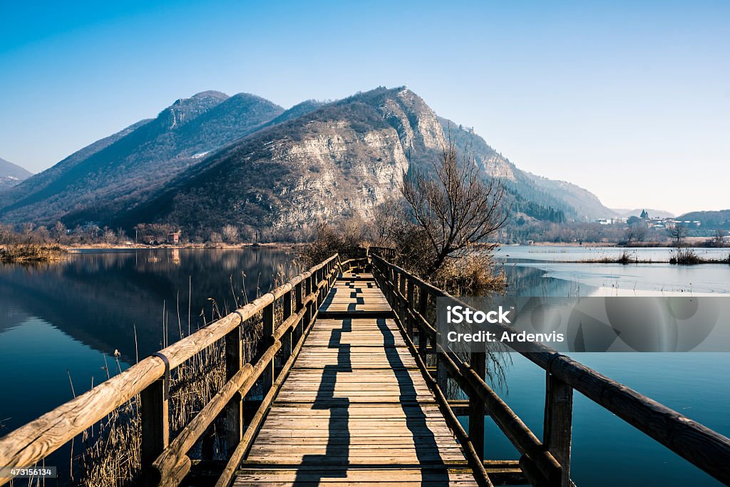 Torbiere del Sebino, ponte di legno sul lago - Foto stock royalty-free di Brescia