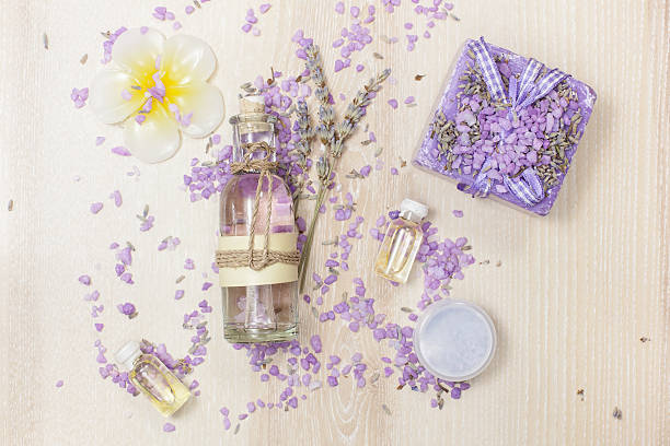 concept de spa à la lavande - lavender lavender coloured merchandise spa treatment photos et images de collection