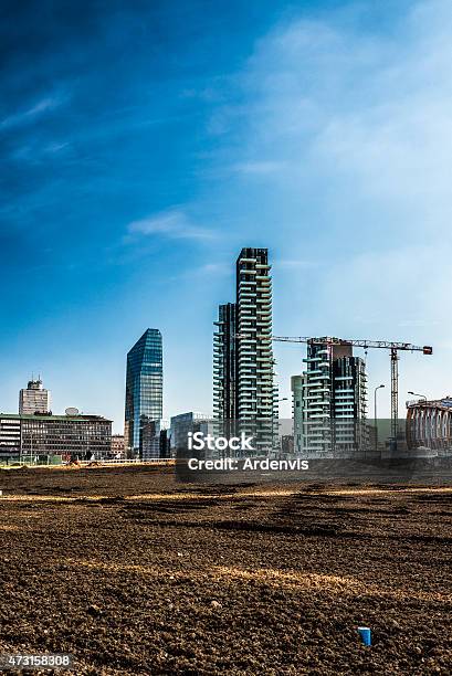 Farmland Dietro Edifici Moderni Porta Nuova A Milano - Fotografie stock e altre immagini di Milano