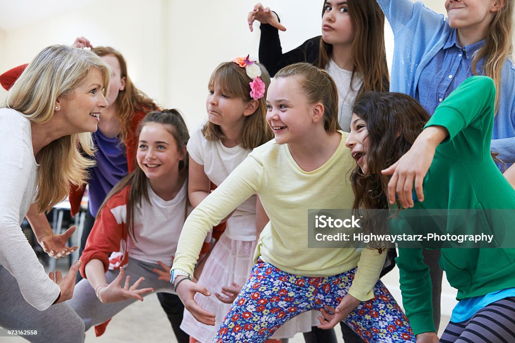 Groupe d'enfants avec un enseignant en classe d'art dramatique ensemble - Photo de Représentation théâtrale libre de droits