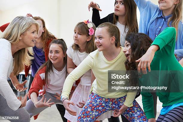 Photo libre de droit de Groupe Denfants Avec Un Enseignant En Classe Dart Dramatique Ensemble banque d'images et plus d'images libres de droit de Représentation théâtrale