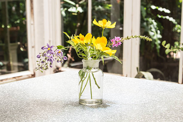 vases en verre avec de belles fleurs - flower pot vase purple decor photos et images de collection