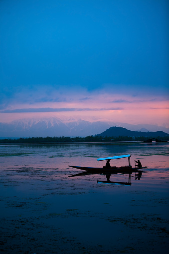 Atardecer en el lago Dal, Cachemira, India photo