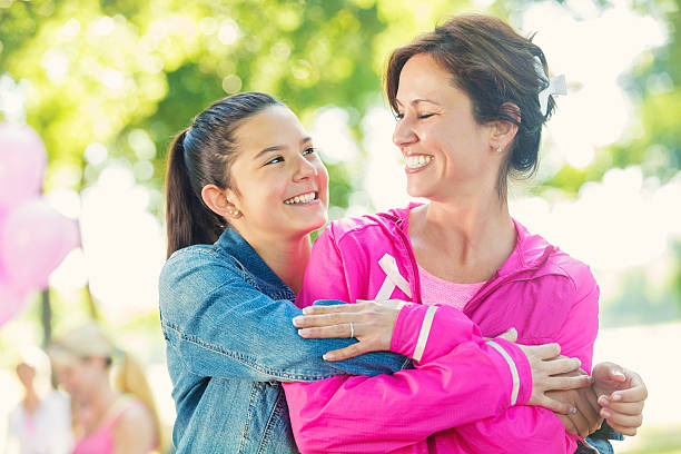 madre e figlia registrazione per la corsa di beneficenza breast cancer awareness - cancer women womens issues friendship foto e immagini stock