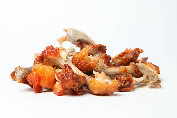 gnawed 치킨 뼈 - wing spicy chicken wings sauces chicken 뉴스 사진 이미지