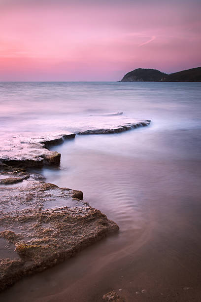 baratti bay, przylądek hill, skały i morze, zachód słońca.   toskania, - multiple exposure long sea water zdjęcia i obrazy z banku zdjęć