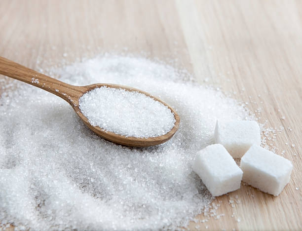 sugar auf holztisch.   geringe tiefenschärfe - sugar kitchen utensil measuring spoon spoon stock-fotos und bilder