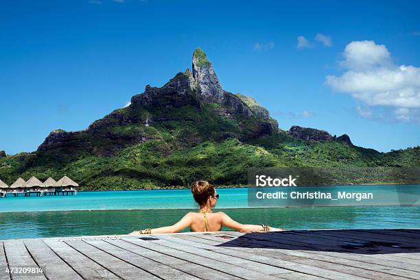 Lady Im Pool Auf Bora Bora Stockfoto und mehr Bilder von Bora Bora-Atoll - Bora Bora-Atoll, Insel Tahiti, Bungalow
