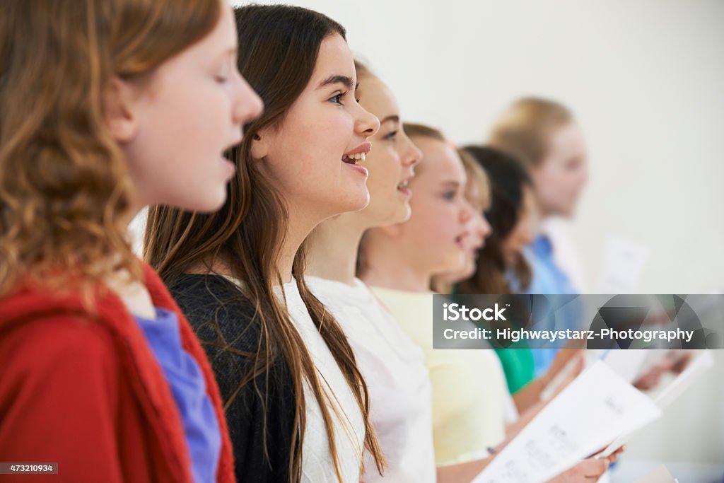 Gruppe von Schulkindern In Chor singen gemeinsam - Lizenzfrei Kind Stock-Foto