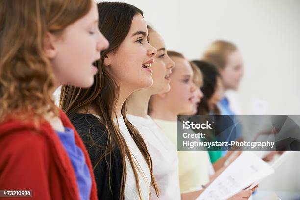 Gruppe Von Schulkindern In Chor Singen Gemeinsam Stockfoto und mehr Bilder von Kind - Kind, Chorsänger, Singen
