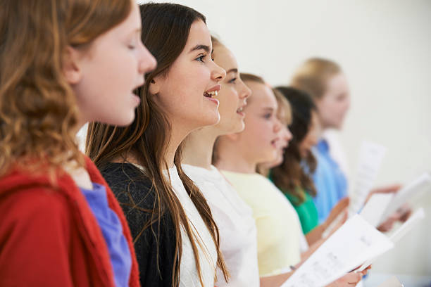 grupo de criança em idade escolar cantar em coro em conjunto - singing lesson imagens e fotografias de stock