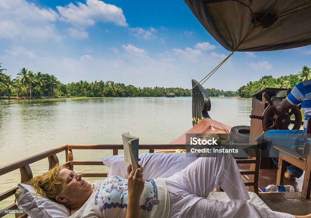 Frau Lesen auf den Kerala Backwaters - Lizenzfrei 2015 Stock-Foto