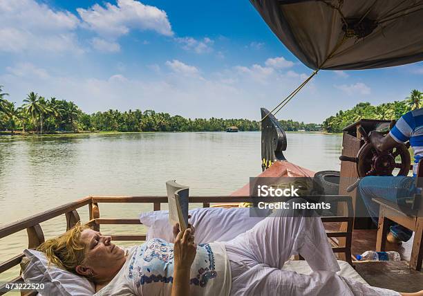 Frau Lesen Auf Den Kerala Backwaters Stockfoto und mehr Bilder von 2015 - 2015, Asien, Baum