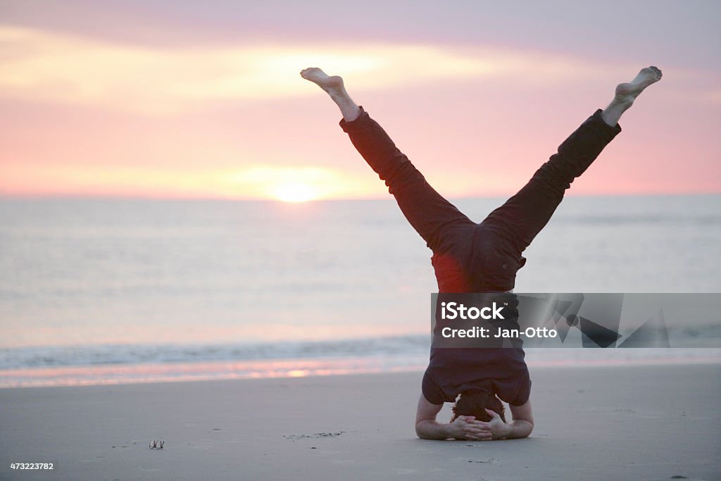Männliche Mann macht Kopfstand am Strand von St. Peter-Ording, Deutschland - Lizenzfrei Kopfstand Stock-Foto