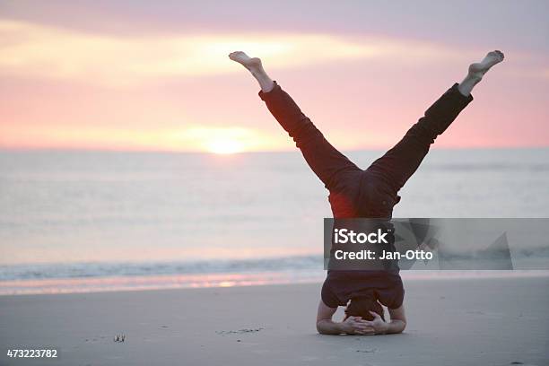 Männliche Mann Macht Kopfstand Am Strand Von St Peterording Deutschland Stockfoto und mehr Bilder von Kopfstand