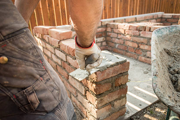 bricklaying - building activity block human hand house - fotografias e filmes do acervo