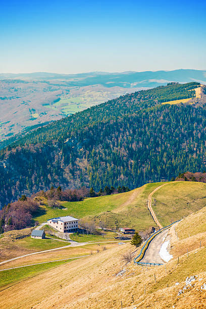 francuski krajobraz falisty hill mountain punkt widzenia z domku w górach  - cottage autumn wood woods zdjęcia i obrazy z banku zdjęć