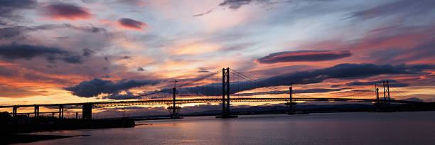 drammatico tramonto sul forth road bridge, vicino a edimburgo, scozia. - bridge edinburgh panoramic scenics foto e immagini stock