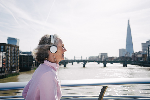Senior mujer corriendo en el centro de la ciudad de Londres photo