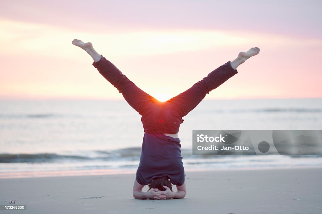 Männliche Mann macht Kopfstand am Strand von St. Peter-Ording, Deutschland - Lizenzfrei 2015 Stock-Foto