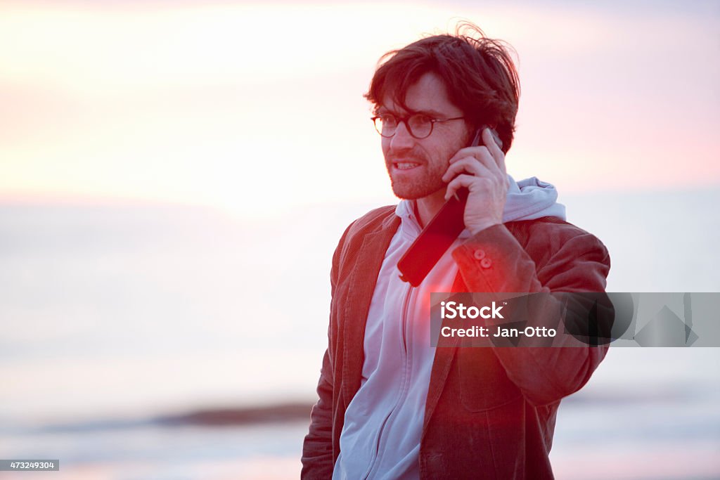 Mann telephoning mit smartphone in der Nordsee - Lizenzfrei 2015 Stock-Foto