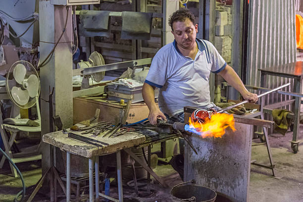 ガラス職人の作業には、イタリアのムラノガラス工場 - glass blower ストックフォトと画像