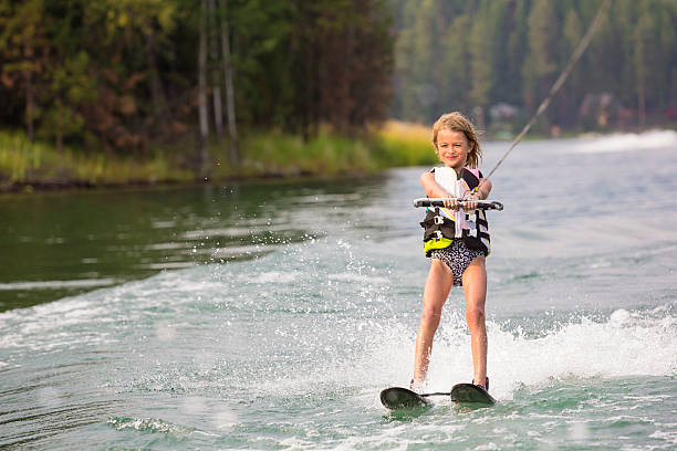 giovane waterskier su un bellissimo scenografico lake - water ski foto e immagini stock