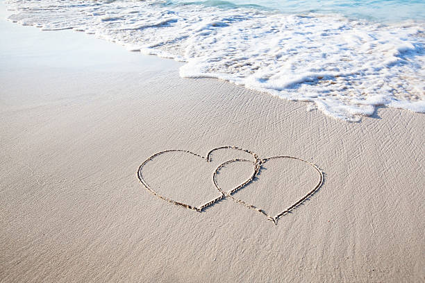 miesiąc miodowy, dwa serca na plaży - couple engagement valentines day heart shape zdjęcia i obrazy z banku zdjęć