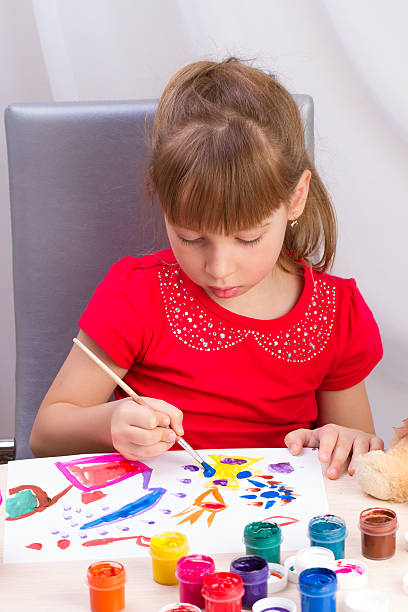 istock The girl draws a picture paints 473288564