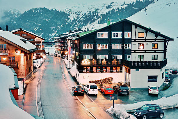 zurs everning en el complejo turístico de esquí - austria village chalet ski resort fotografías e imágenes de stock