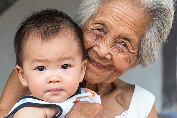 asian abuela con bebé - great grandson fotografías e imágenes de stock