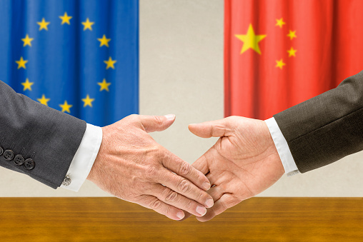 Representatives of the EU and China shake hands