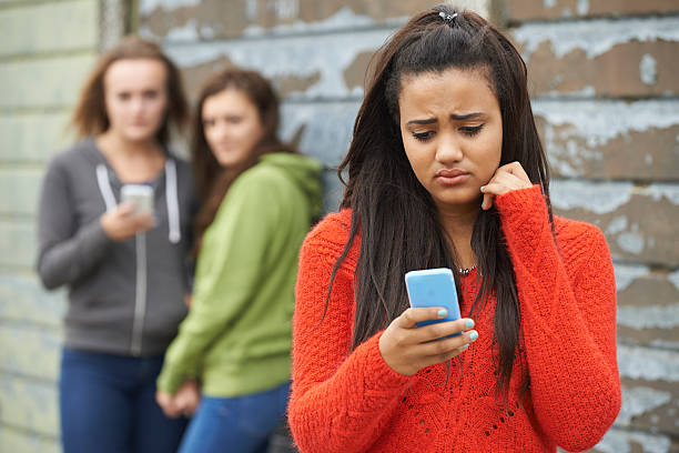ragazza adolescente in bullied dai messaggi di testo - cyberbullismo foto e immagini stock